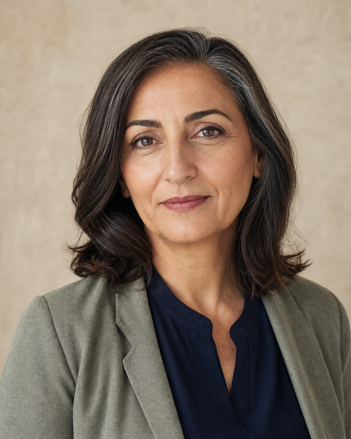 Fiktives Portrait von Aylin Merkan vor hellem Hintergrund