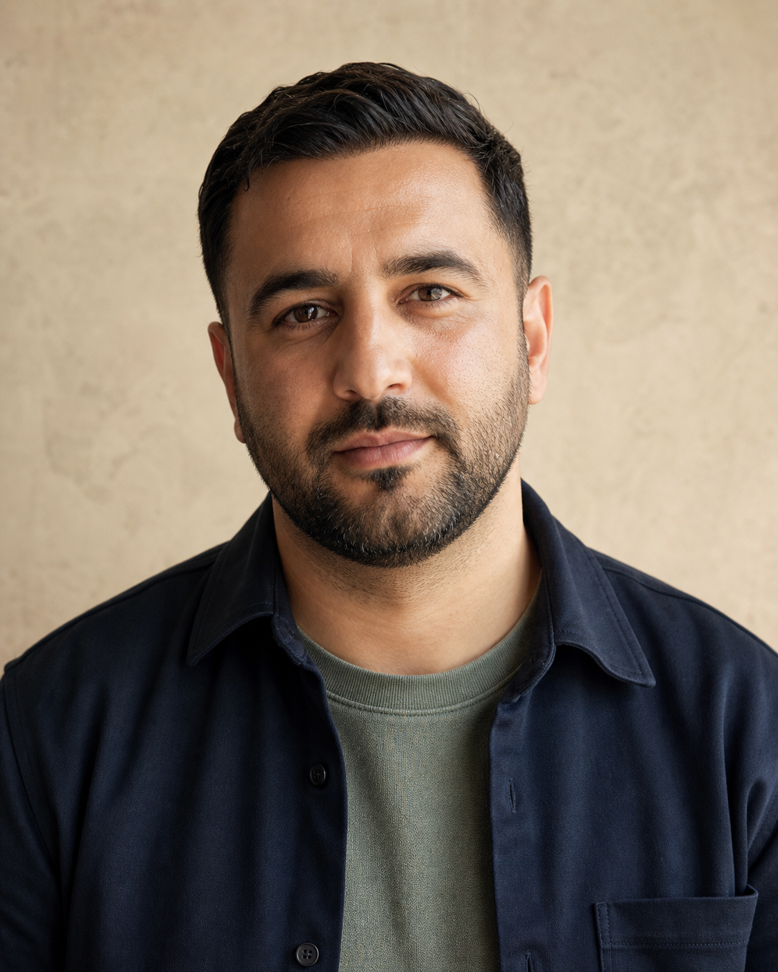 Fiktives Portrait von Levent Ardan vor hellem Hintergrund