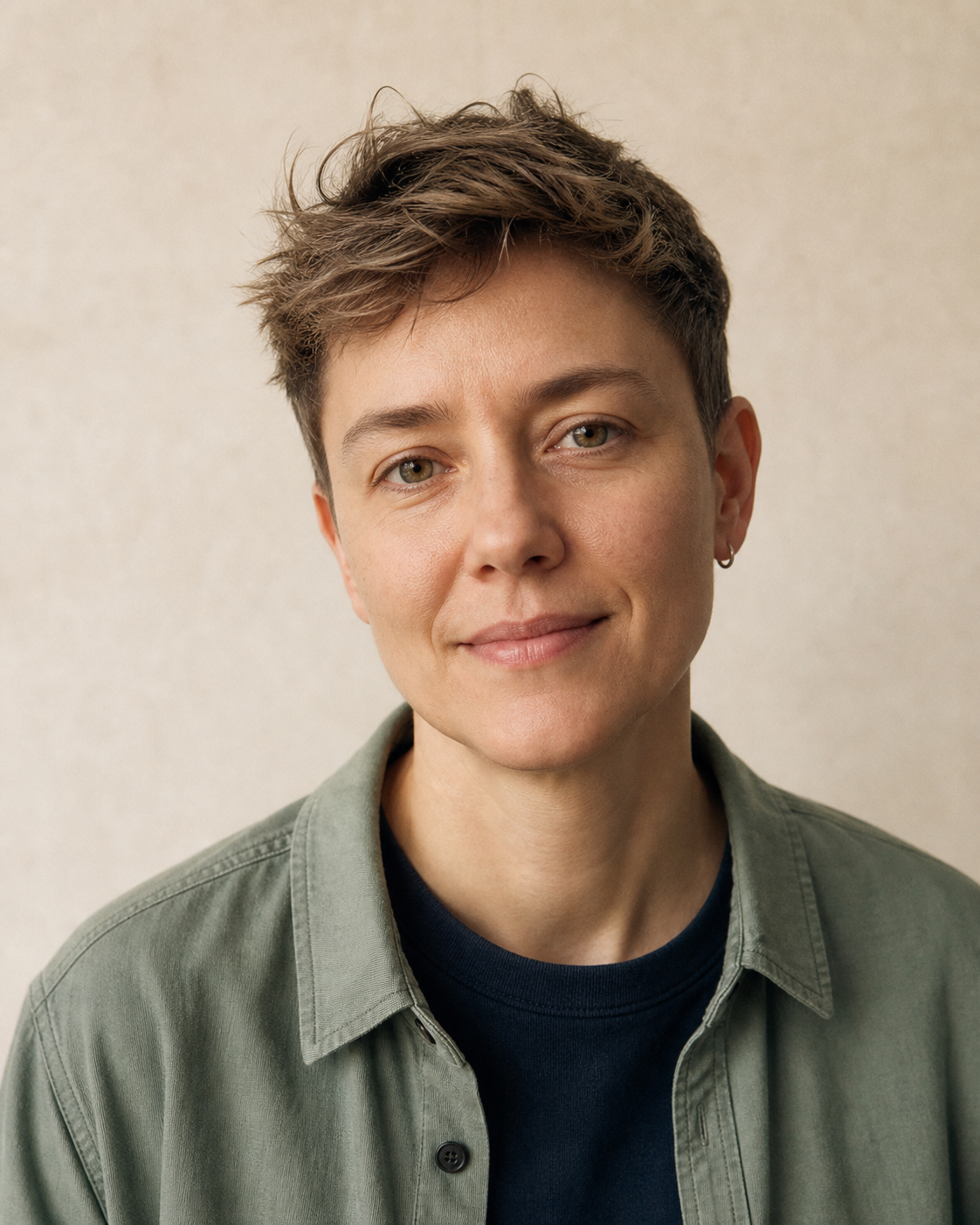 Fiktives Portrait von Robin Dahlen vor hellem Hintergrund