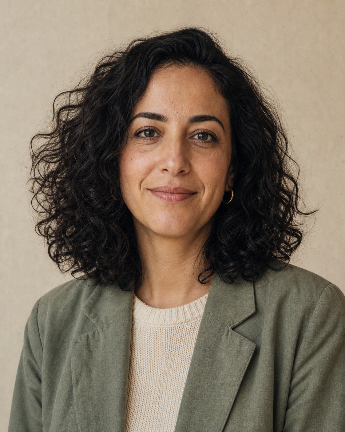 Fiktives Portrait von Samira Velin vor hellem Hintergrund